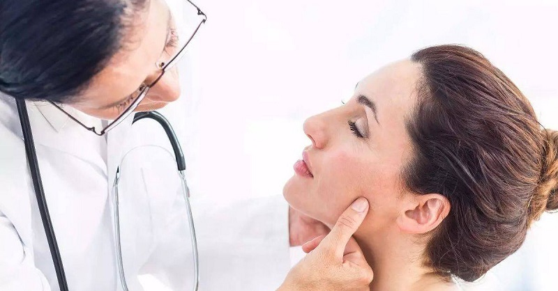 Mụn đinh râu phát triển nhanh, đau nhức nghiêm trọng cần thăm khám bác sĩ để xử lý an toàn