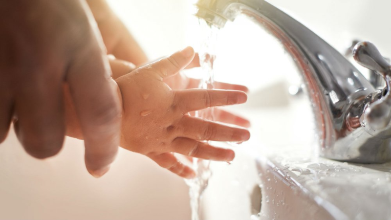Dạy bé rửa tay đúng cách để bảo vệ các tác nhân gây bệnh