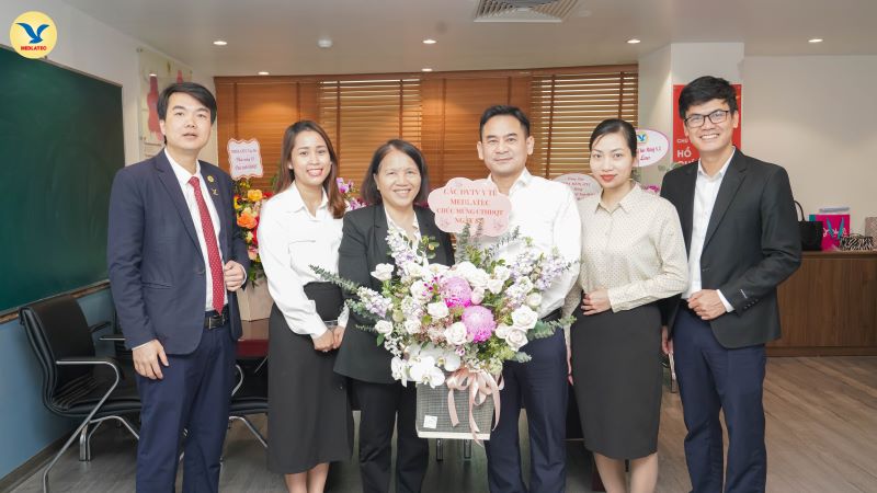 Đại diện các Phòng/Ban gửi tặng hoa chúc mừng Chủ tịch Hội đồng quản trị - Cô Võ Thị Ngọc Lan