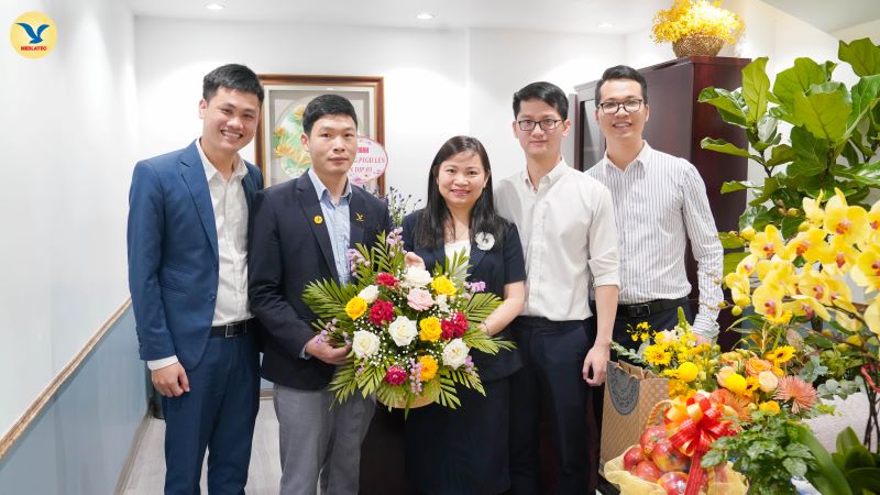 Đại diện các Phòng/Ban gửi tặng hoa chúc mừng ThS.BSCKII Nguyễn Thị Kim Len - Phó Tổng giám đốc Tập đoàn MED GROUP