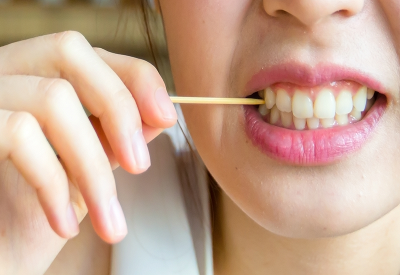 Dùng tăm gây ra những kẽ hở răng