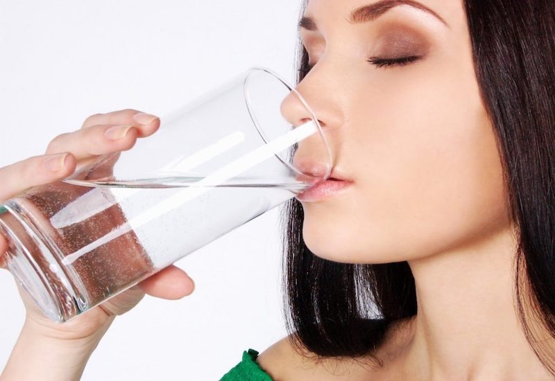 Uống đủ nước cũng là một cách giúp phòng ngừa nhiễm trùng đường hô hấp