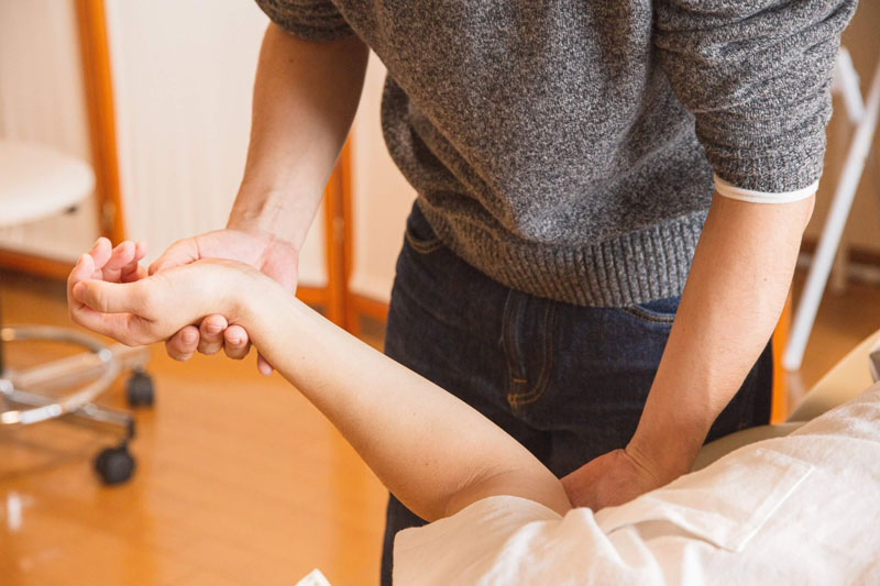 Đau khuỷu tay cấp độ nhẹ có thể được điều trị tại nhà