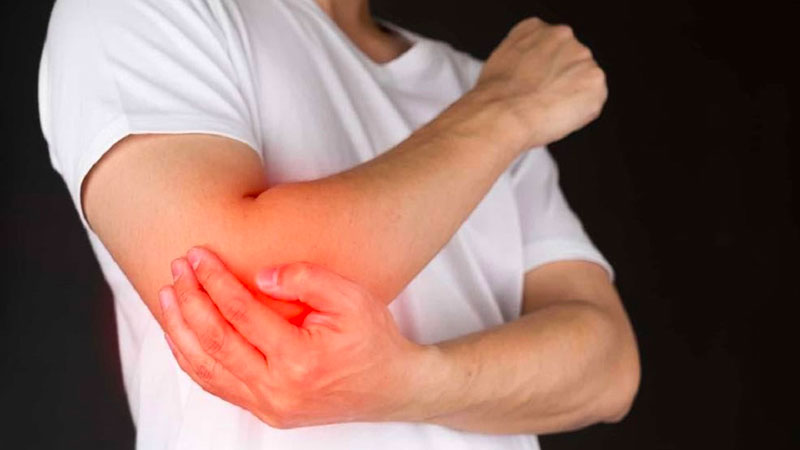 Đau khuỷu tay phải - trái có thể bắt nguồn từ nhiều bệnh lý