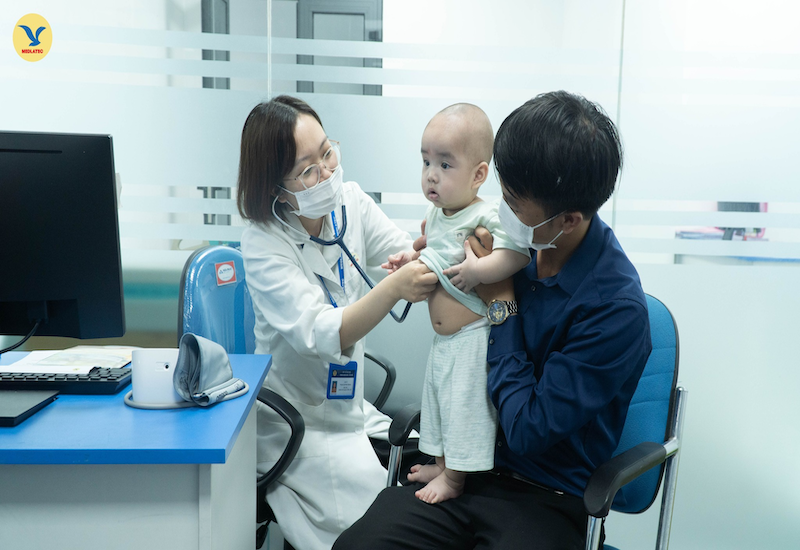 Bác sĩ sẽ tiến hành khám lâm sàng cho trẻ khi chẩn đoán suy hô hấp