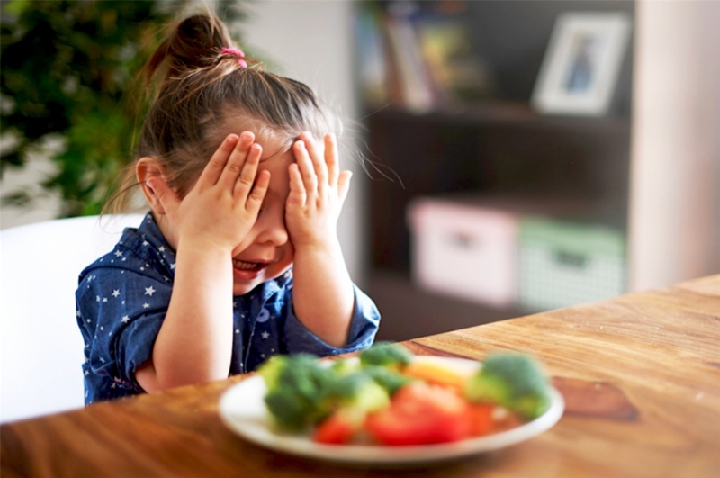 Trẻ cảm thấy chán ăn, ăn mất ngon cũng có thể là một biểu hiện khác của bệnh