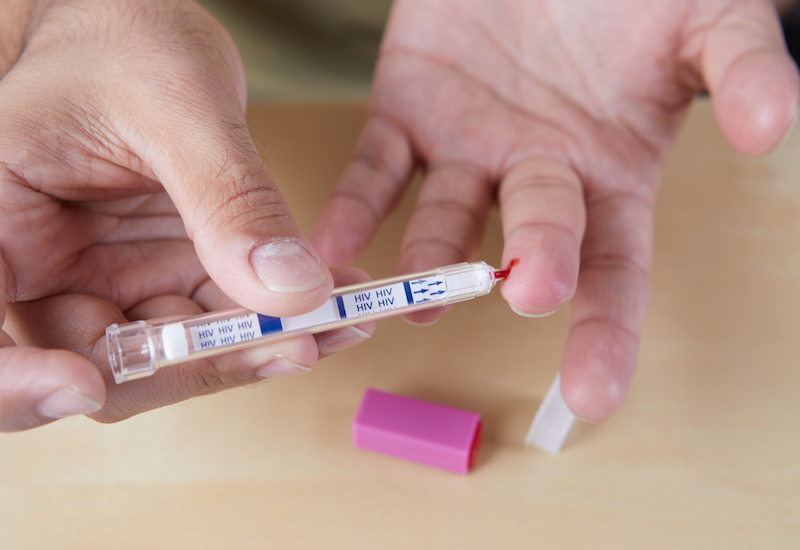 Để sử dụng kit test HIV tại nhà, bệnh nhân cần lấy mẫu máu ở đầu ngón tay