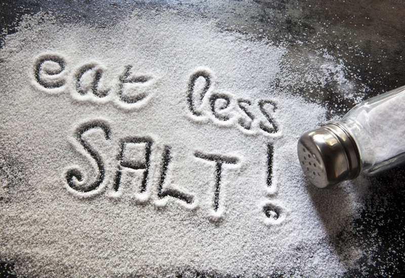 Người bệnh nên giảm muối trong chế độ ăn