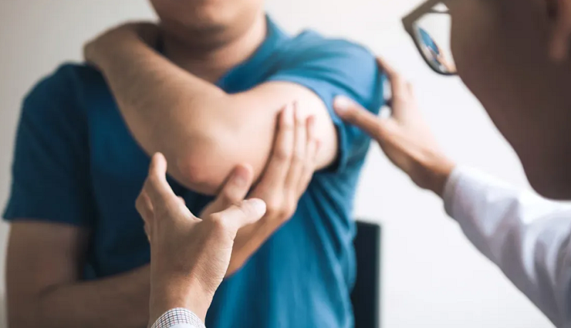 Khám bác sĩ chuyên khoa khi có dấu hiệu giãn dây chằng khuỷu tay giúp người bệnh tìm được cách xử trí tối ưu