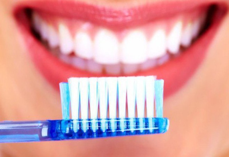 Vệ sinh răng miệng đúng cách để phòng ngừa đen răng