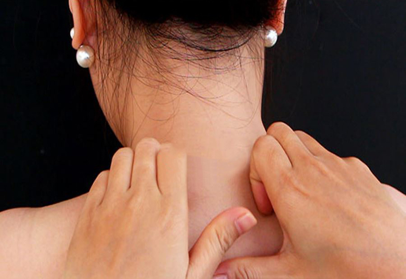 Massage cổ vai gáy cũng là cách hạ huyết áp tại nhà