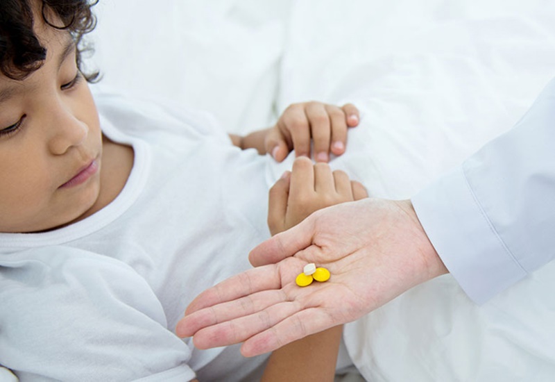 Cho trẻ uống thuốc theo đúng chỉ dẫn của bác sĩ