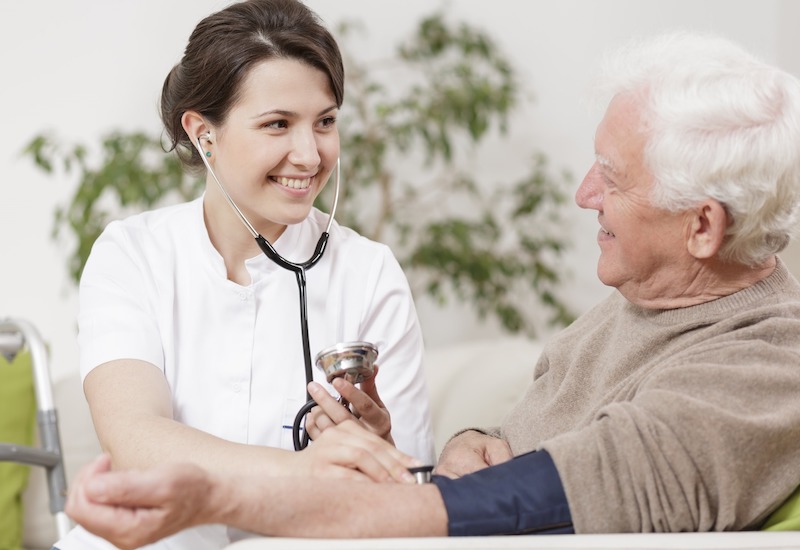 Người cao tuổi nên kiểm tra huyết áp thường xuyên 