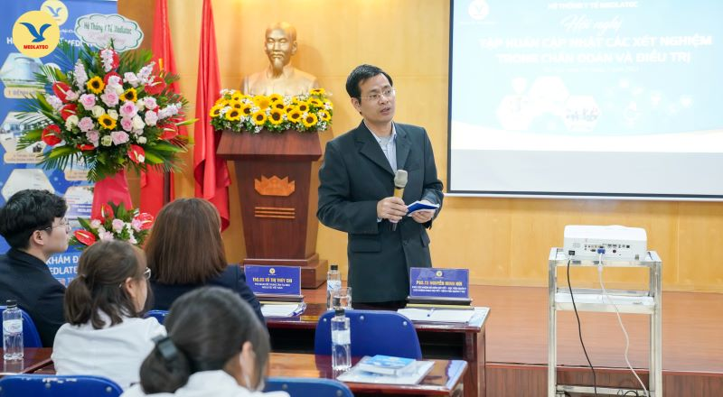 Với vai trò chủ tọa, PGS.TS Nguyễn Minh Núi giải đáp thắc mắc cho các bác sĩ tại Hội nghị 