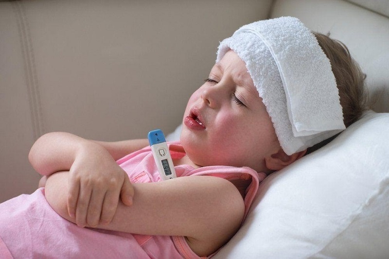 Cách hạ sốt cho trẻ sau khi tiêm phòng được khuyến cáo là chườm ấm và theo dõi nhiệt độ cơ thể của con