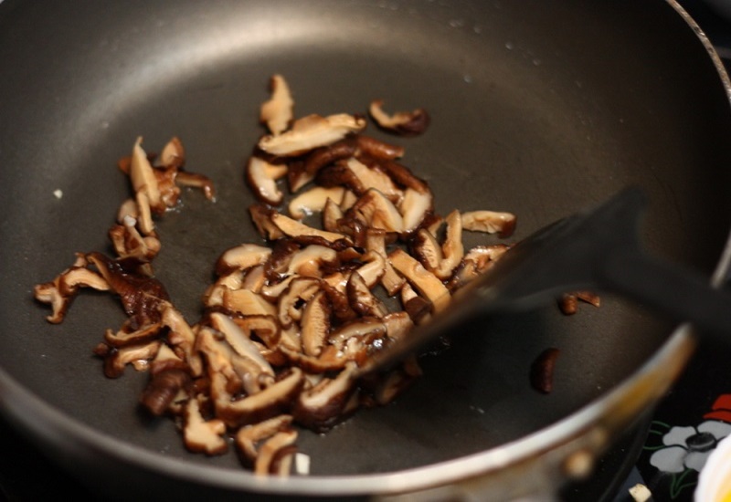 Nấu chín nấm để tránh ngộ độc