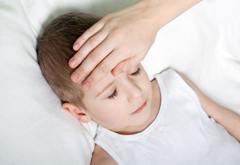 Khi lượng bạch cầu tăng trẻ sẽ có biểu hiện sốt, mệt mỏi cùng nhiều triệu chứng khác
