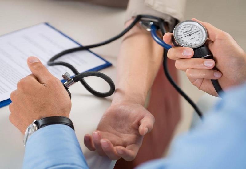 Người bị huyết áp cao nên theo dõi huyết áp tại nhà mỗi ngày để phòng ngừa biến chứng