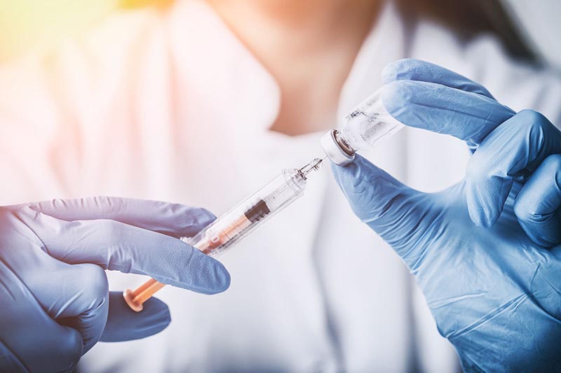 Tiêm vắc-xin để phòng chống bệnh