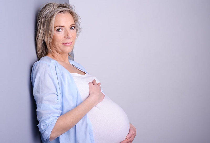 Tuổi đã cao mới mang thai khiến các nguy cơ ảnh hưởng tới con tăng lên