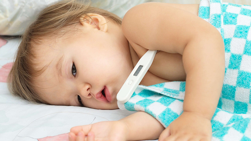 Trẻ bị sốt sau khi tiêm phòng 6 trong 1 cần được theo dõi thân nhiệt thường xuyên