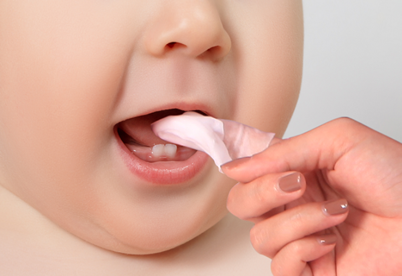 Phụ huynh nên vệ sinh răng miệng cho trẻ