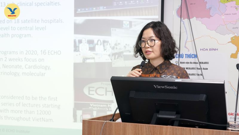 TS. BS Lê Hồng Nhung - Phó Giám đốc Trung tâm Đào tạo chỉ đạo tuyến, Bệnh viện Nhi TW trình bày về mô hình ECHO tại Bệnh viện Nhi TW