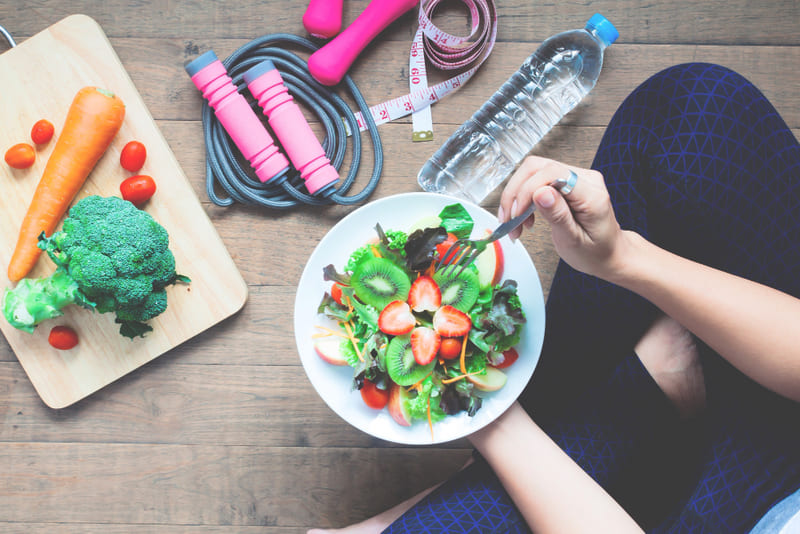 Duy trì lối sống lành mạnh với những bữa ăn dinh dưỡng hợp lý giúp bạn giảm cân hiệu quả