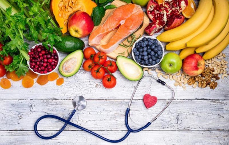 Các loại thực phẩm tốt cho sức khỏe tim mạch có thể kể đến như: rau xanh, quả bơ, cá hồi, táo…