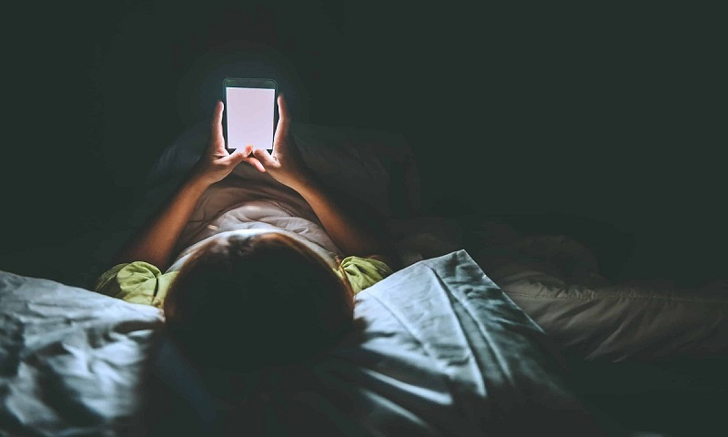 Ánh sáng xanh từ thiết bị điện tử có thể gây mất ngủ 