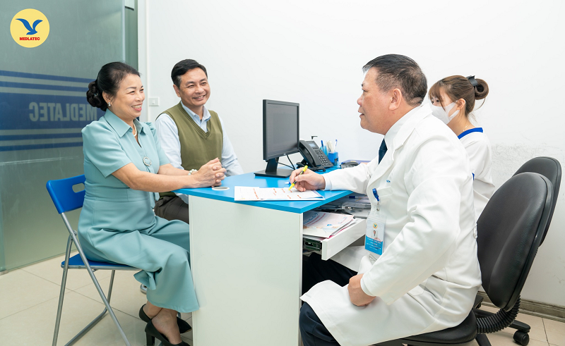 Tại MEDLATEC, bệnh nhân được bác sĩ giải thích cặn kẽ khám sàng lọc ung thư là khám những gì trước khi thăm khám