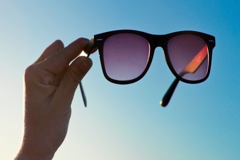 Đeo kính râm để bảo vệ mắt trước ánh sáng mặt trời, bụi bẩn ô nhiễm, phòng ngừa bị lẹo mắt