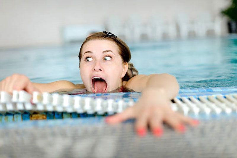 Người bệnh thường tỏ ra sợ hãi, hoảng sợ khi xuống bể bơi quá sâu