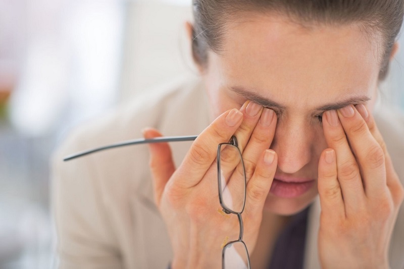 Bị nhức mỏi mắt kéo dài vừa khó chịu vừa không thể tập trung cho công việc