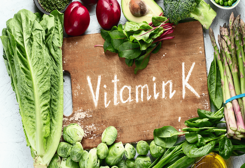 Vitamin K1 thường xuất hiện trong rau lá xanh, bơ thực vật và dầu đậu nành