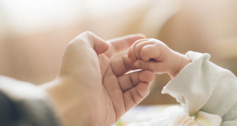 Rửa tay trước khi chạm vào trẻ sơ sinh, hoặc sử dụng gel hydro-cồn khử trùng
