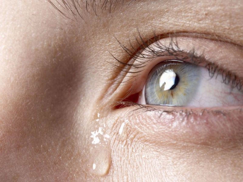 Chảy nước mắt sống hình thành do hội chứng khô mắt