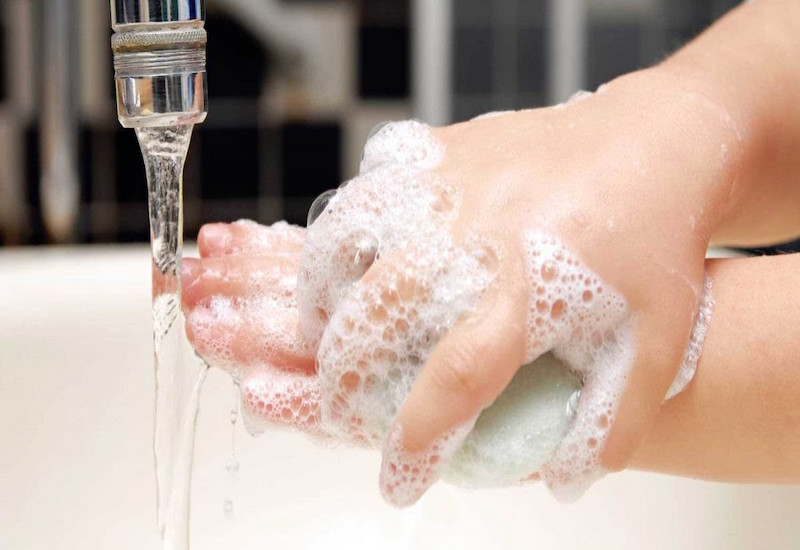 Phòng ngừa nhiễm khuẩn đường hô hấp bằng cách rửa tay bằng xà phòng diệt khuẩn