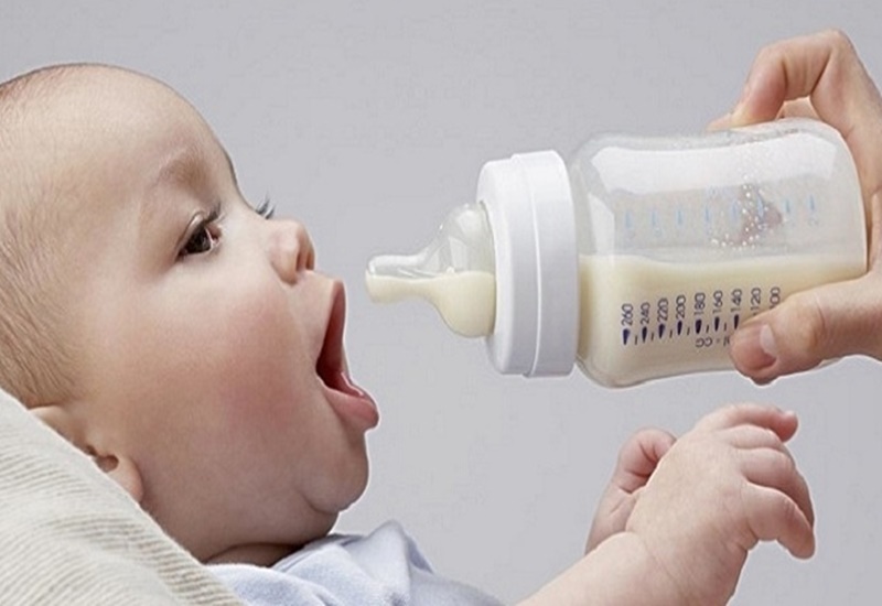 Bú bình có nguy cơ bị ọc sữa cao hơn so với bú mẹ trực tiếp
