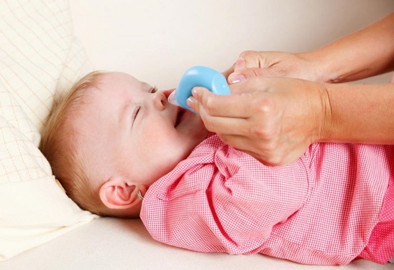 Rửa sạch công cụ hút mũi trước khi thực hiện vệ sinh mũi cho trẻ