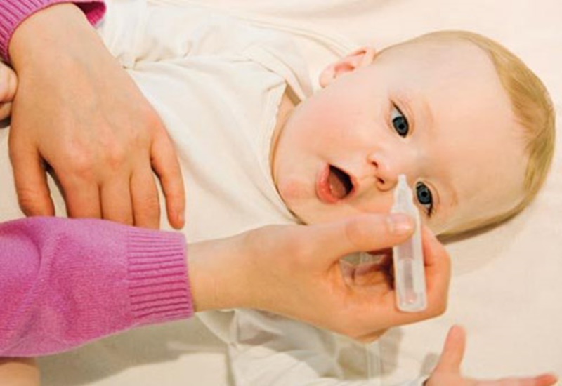 Rửa mũi cho trẻ bằng nước muối sinh lý