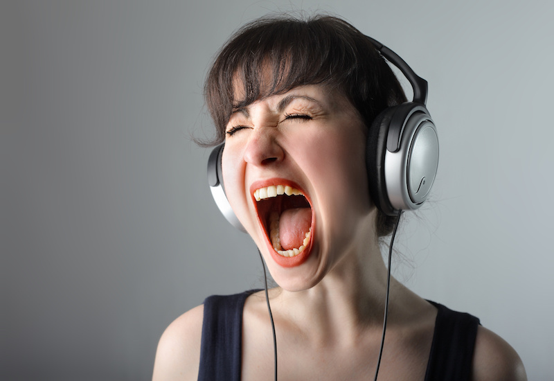 La hét, hát hò nhiều là một trong những nguyên nhân gây khàn tiếng