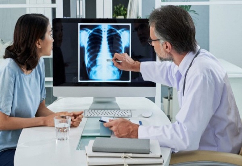 Bệnh nhân lao phổi cần tái khám theo lịch hẹn của bác sĩ