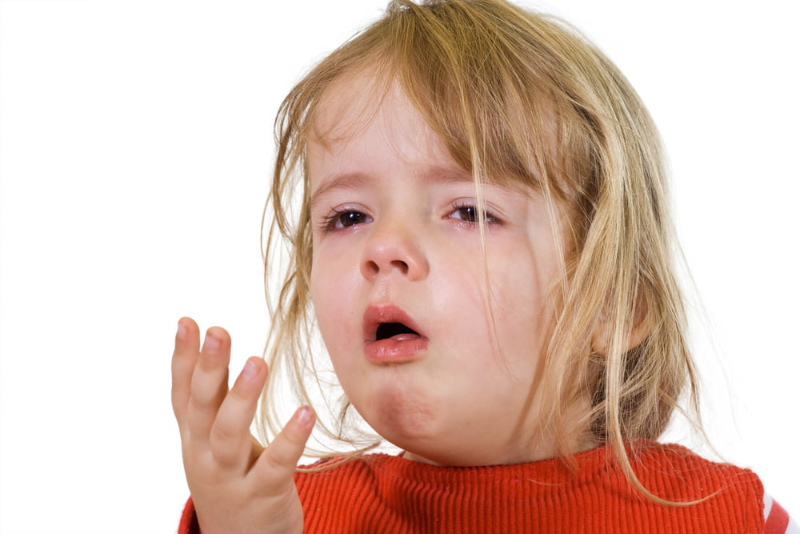 Nếu trẻ có những triệu chứng viêm phổi thùy cần đưa trẻ đi khám