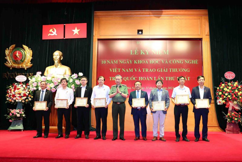 Bộ trưởng Bộ Công an Tô Lâm trao kỷ niệm chương cho các cá nhân có đóng góp cho sự phát triển khoa học công nghệ