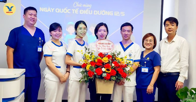 Phó Tổng giám đốc Nguyễn Duy Hùng gửi tặng lẵng hoa tươi thắm thay cho lời cảm ơn và chúc mừng tới TP Điều dưỡng Đỗ Thị Tố Lan cùng các đại diện khối điều dưỡng viên, kỹ thuật viên tại đơn vị 