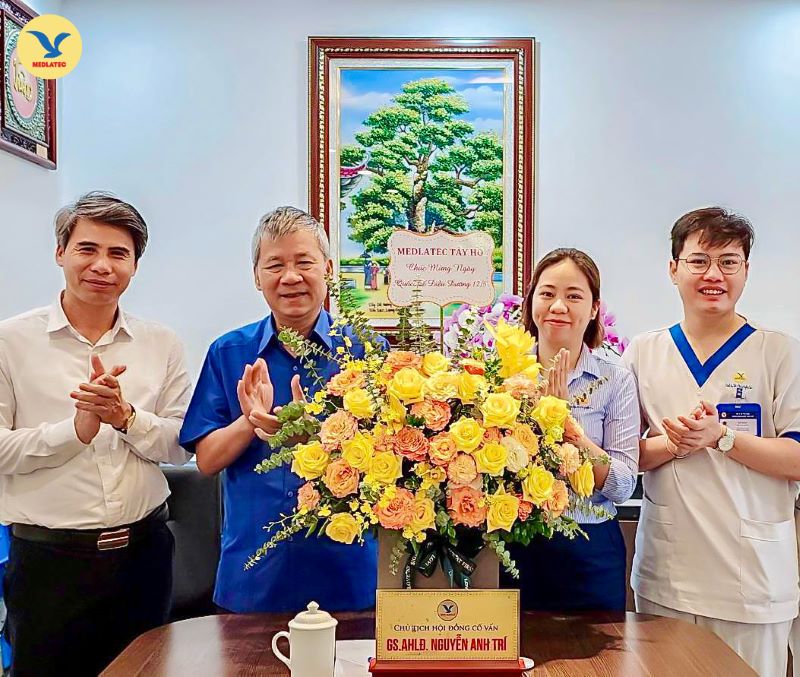 GS. AHLĐ Nguyễn Anh Trí gửi tặng bó hoa tươi thắm chúc mừng tới cán bộ Nguyễn Thị Tuyền - đại diện khối điều dưỡng viên, kỹ thuật viên MEDLATEC Tây Hồ 