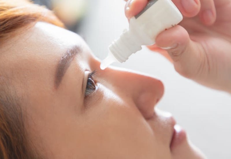 Dùng nước mắt nhân tạo giúp duy trì độ ẩm cho mắt, giảm kích ứng do đau mắt đỏ