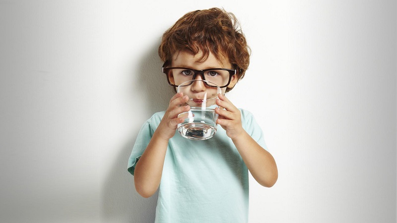 Sau bữa tối và trước khi đi ngủ là hai thời điểm trẻ không nên uống nhiều nước
