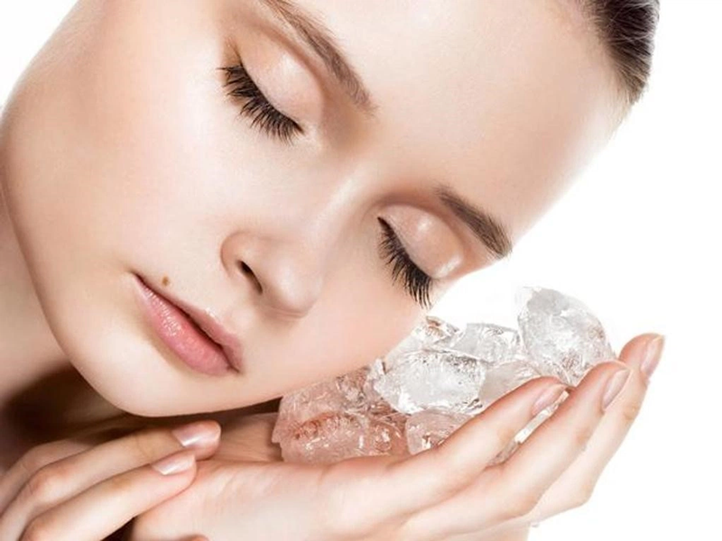 Chườm đá lạnh là cách trị mụn được áp dụng cho làn da bị mụn mủ, sưng viêm 